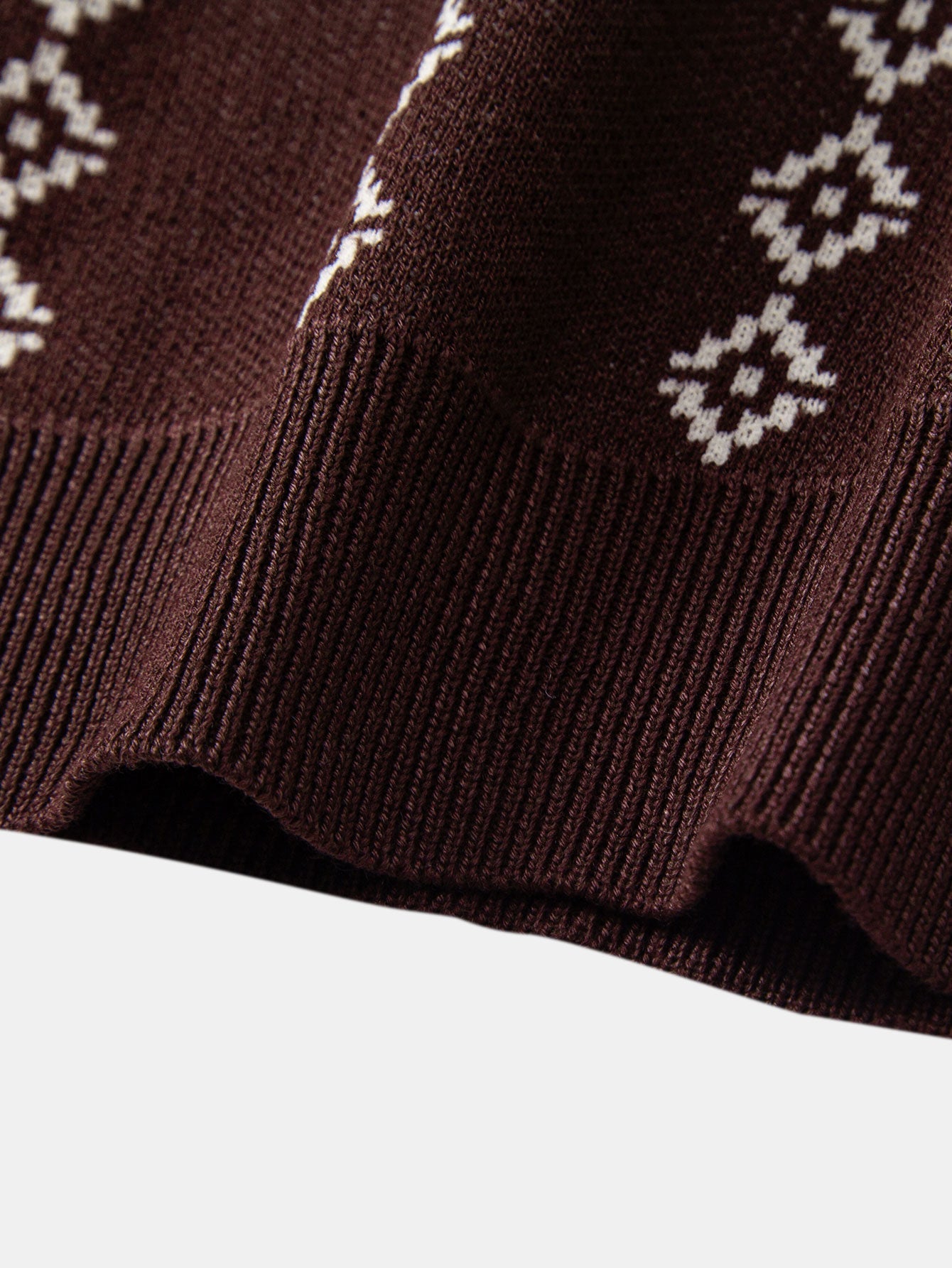 Chemise au crochet à manches courtes et col en V avec motifs géométriques