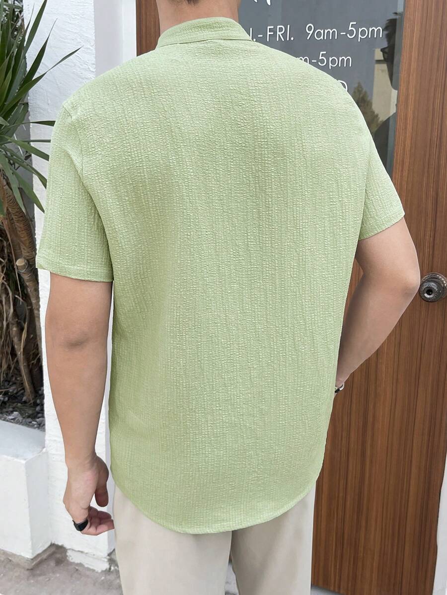Chemise boutonnée classique à col chinois avec texture pour homme