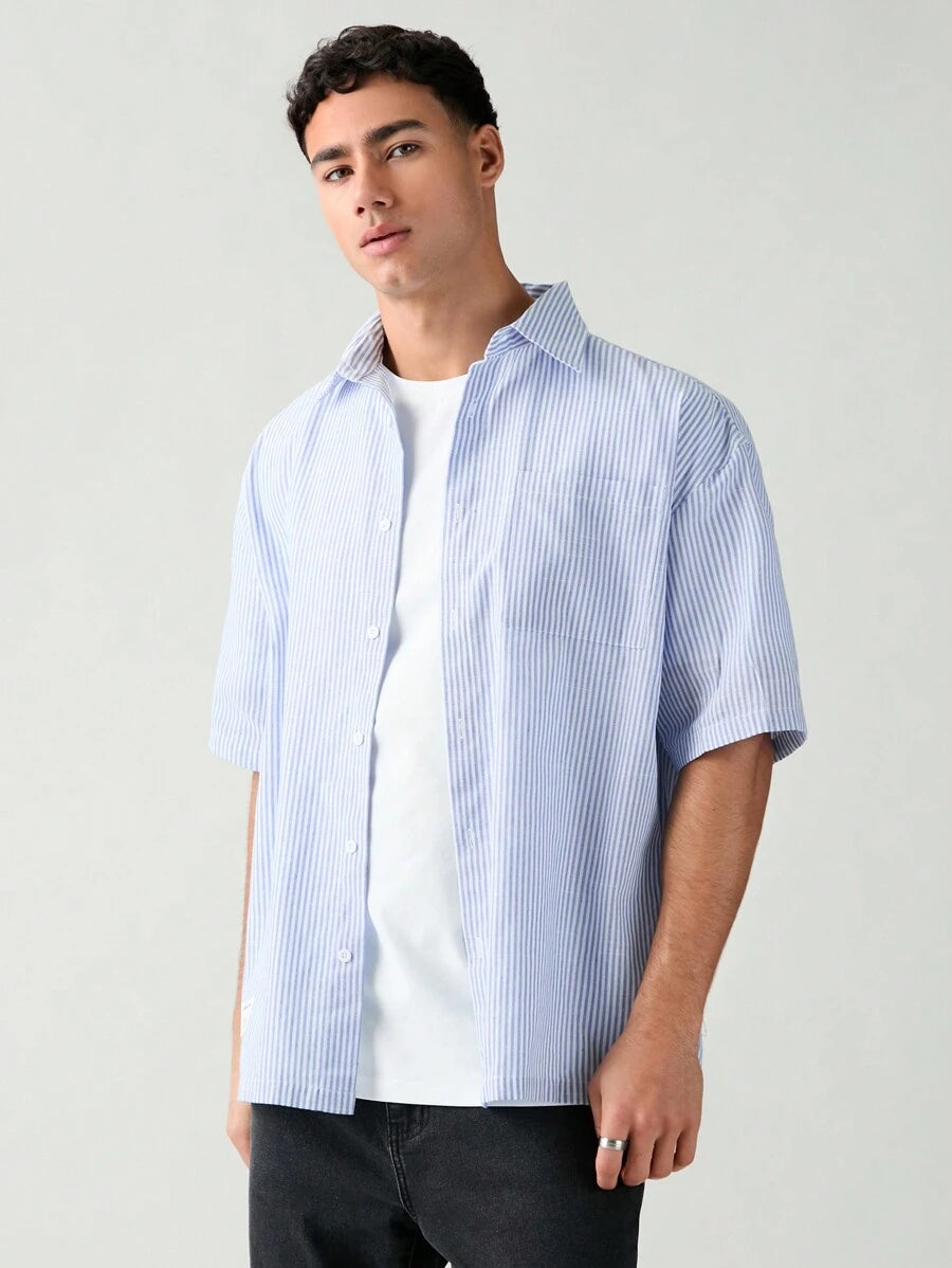 Chemise boutonnée à manches courtes et rayures tissées avec poche poitrine
