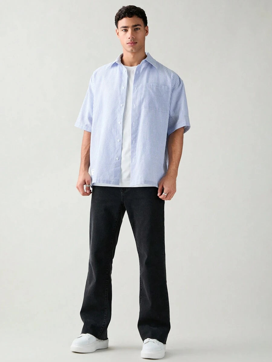 Chemise boutonnée à manches courtes et rayures tissées avec poche poitrine