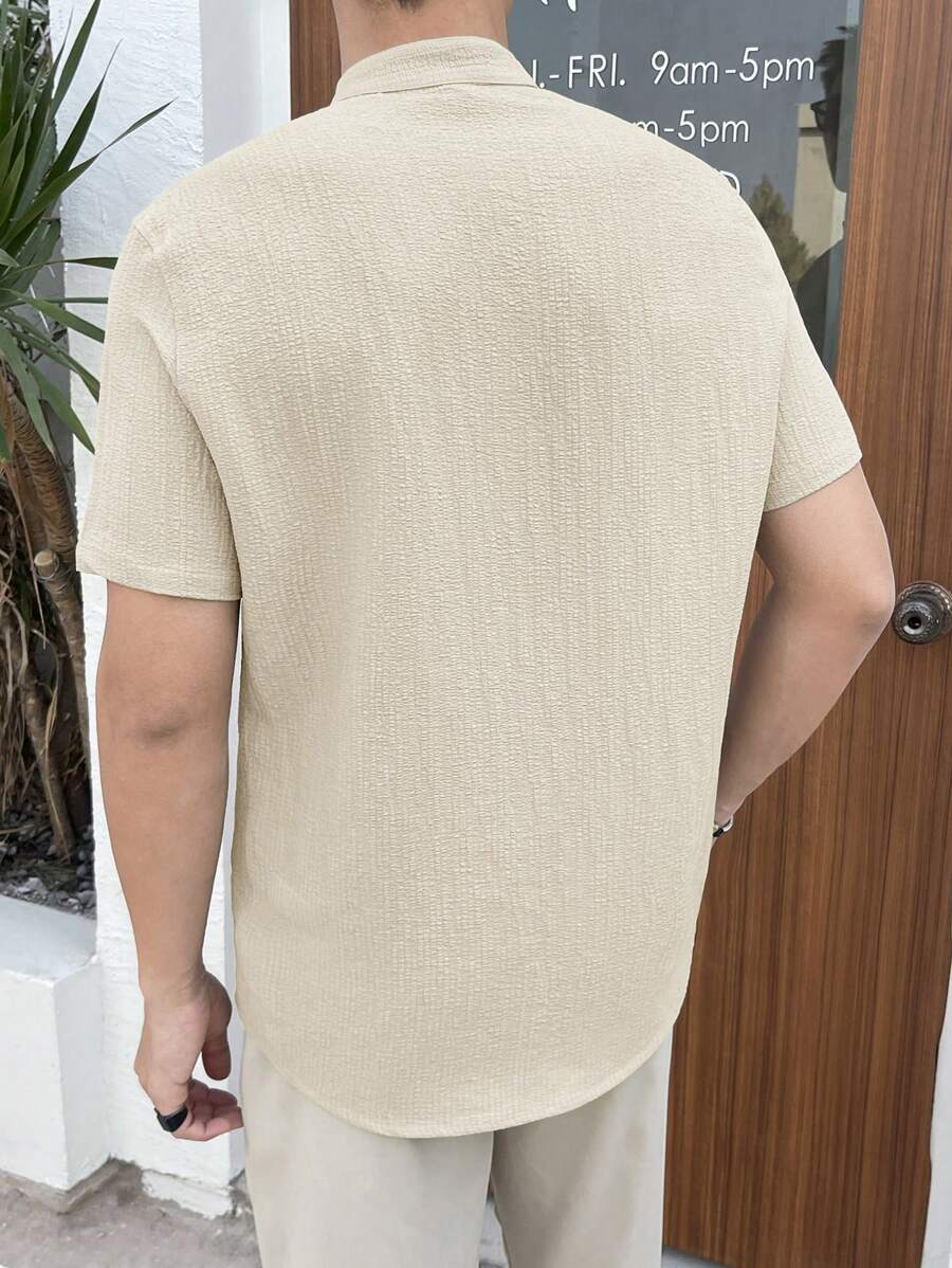 Chemise boutonnée classique à col chinois avec texture pour homme