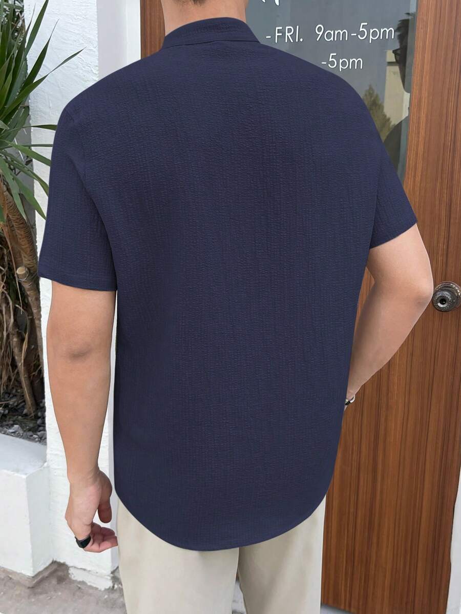 Chemise boutonnée classique à col chinois avec texture pour homme