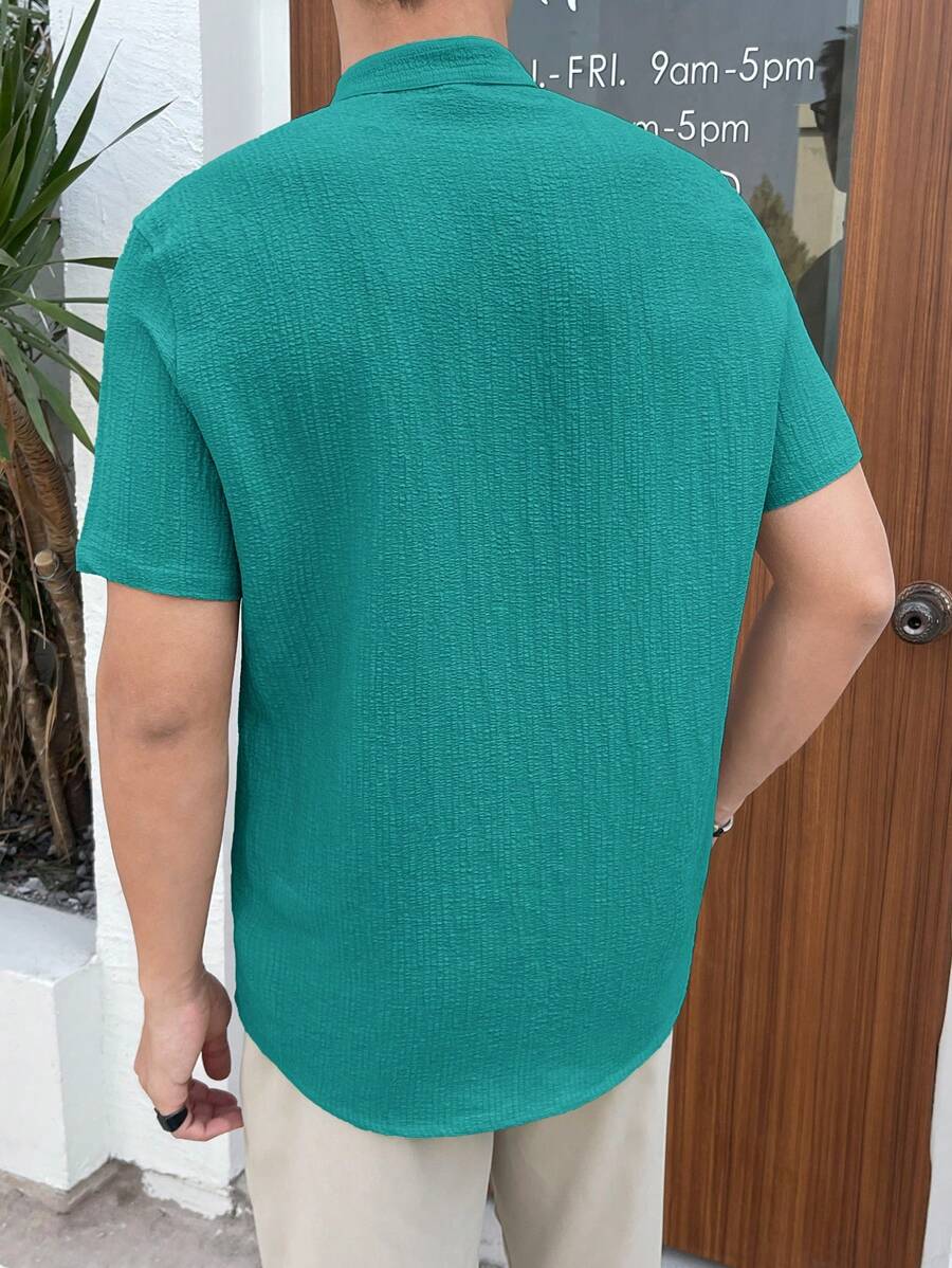 Chemise boutonnée classique à col chinois avec texture pour homme