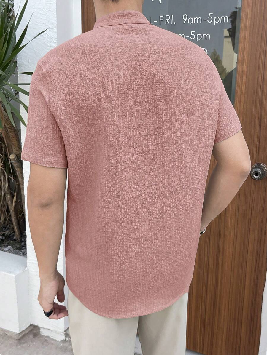 Chemise boutonnée classique à col chinois avec texture pour homme