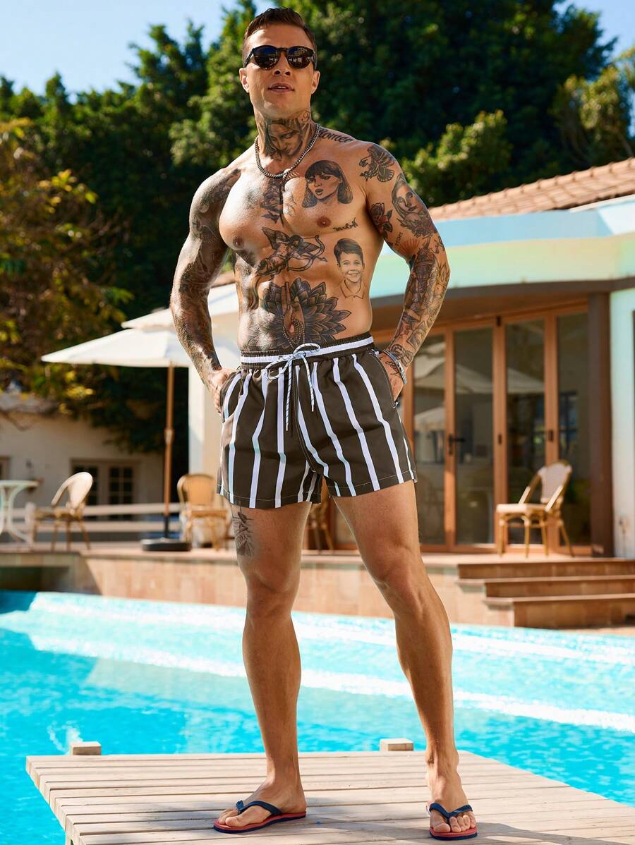 Short court rayé avec cordon de serrage et taille élastique pour homme