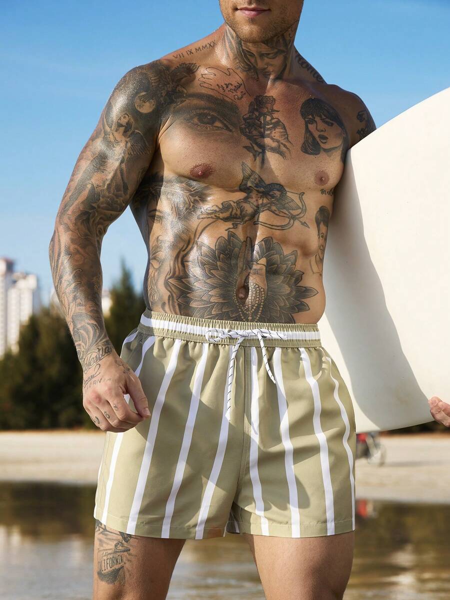 Short court rayé avec cordon de serrage et taille élastique pour homme
