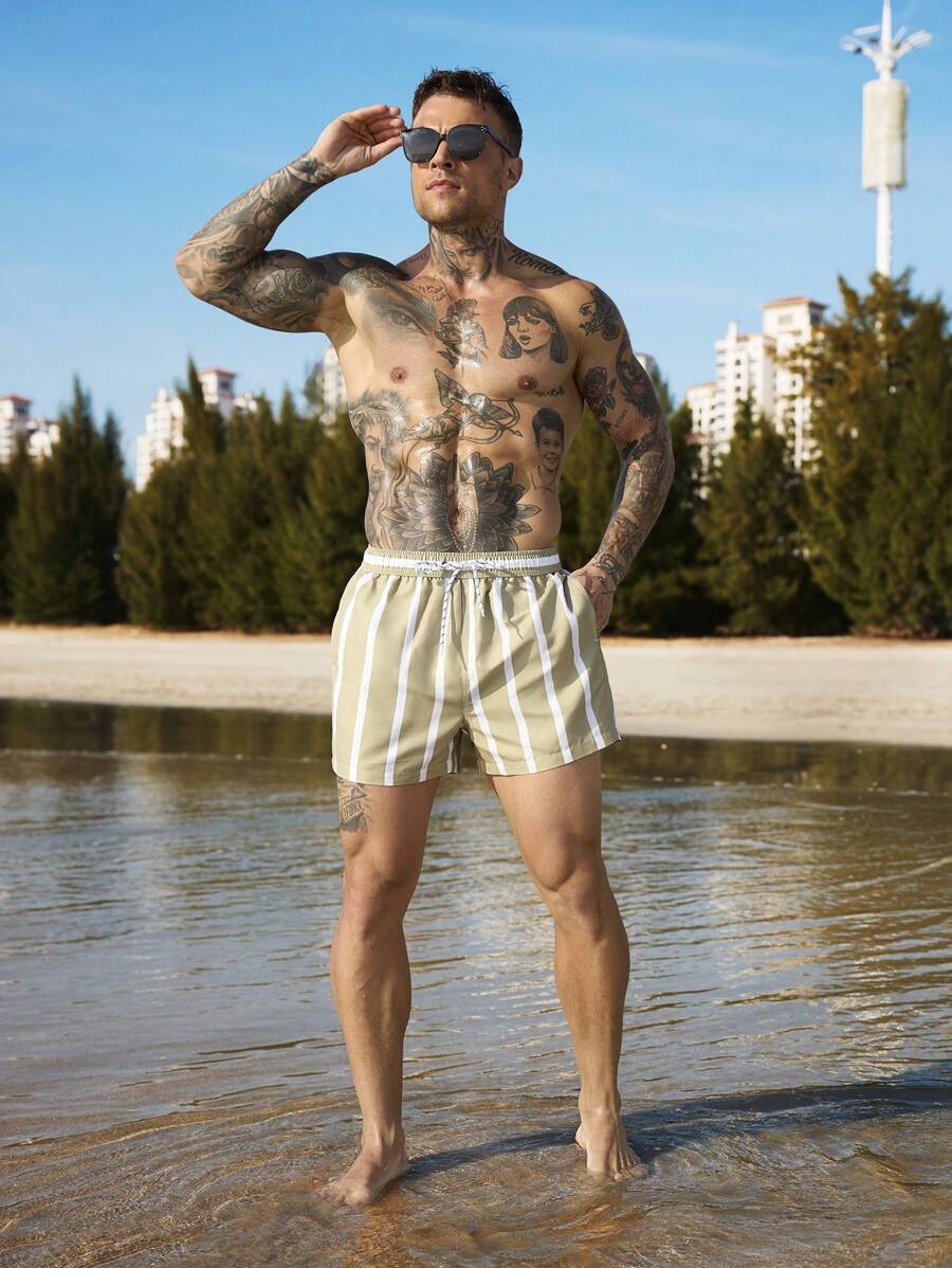 Short court rayé avec cordon de serrage et taille élastique pour homme