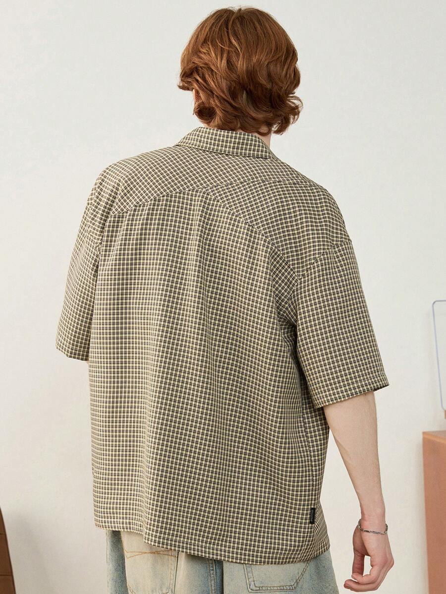 Chemise boutonnée à manches courtes et rayures tissées avec poche poitrine