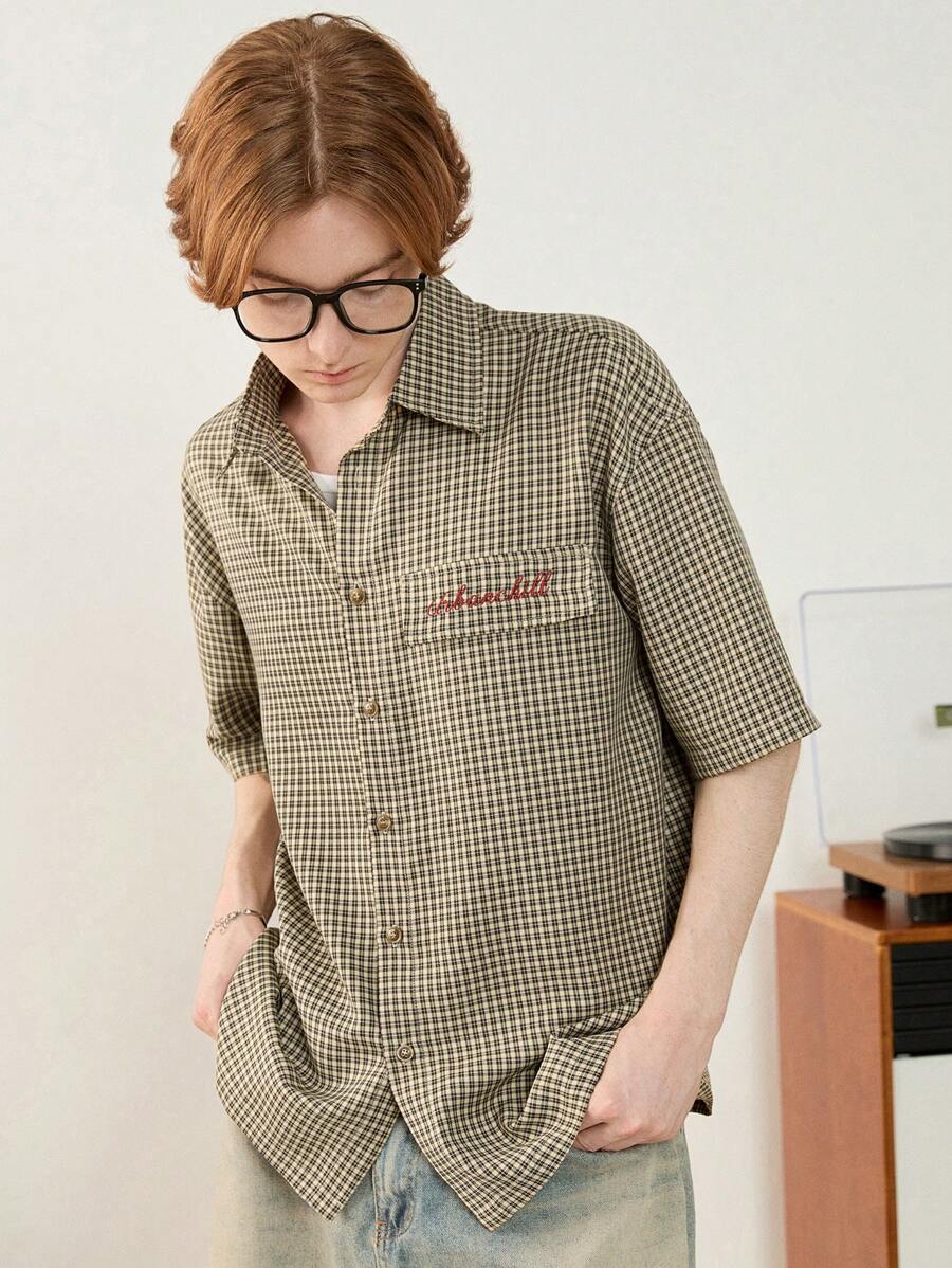 Chemise boutonnée à manches courtes et rayures tissées avec poche poitrine