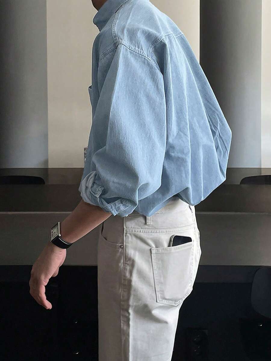 Chemise en jean boutonnée coupe classique avec poche plaquée pour homme