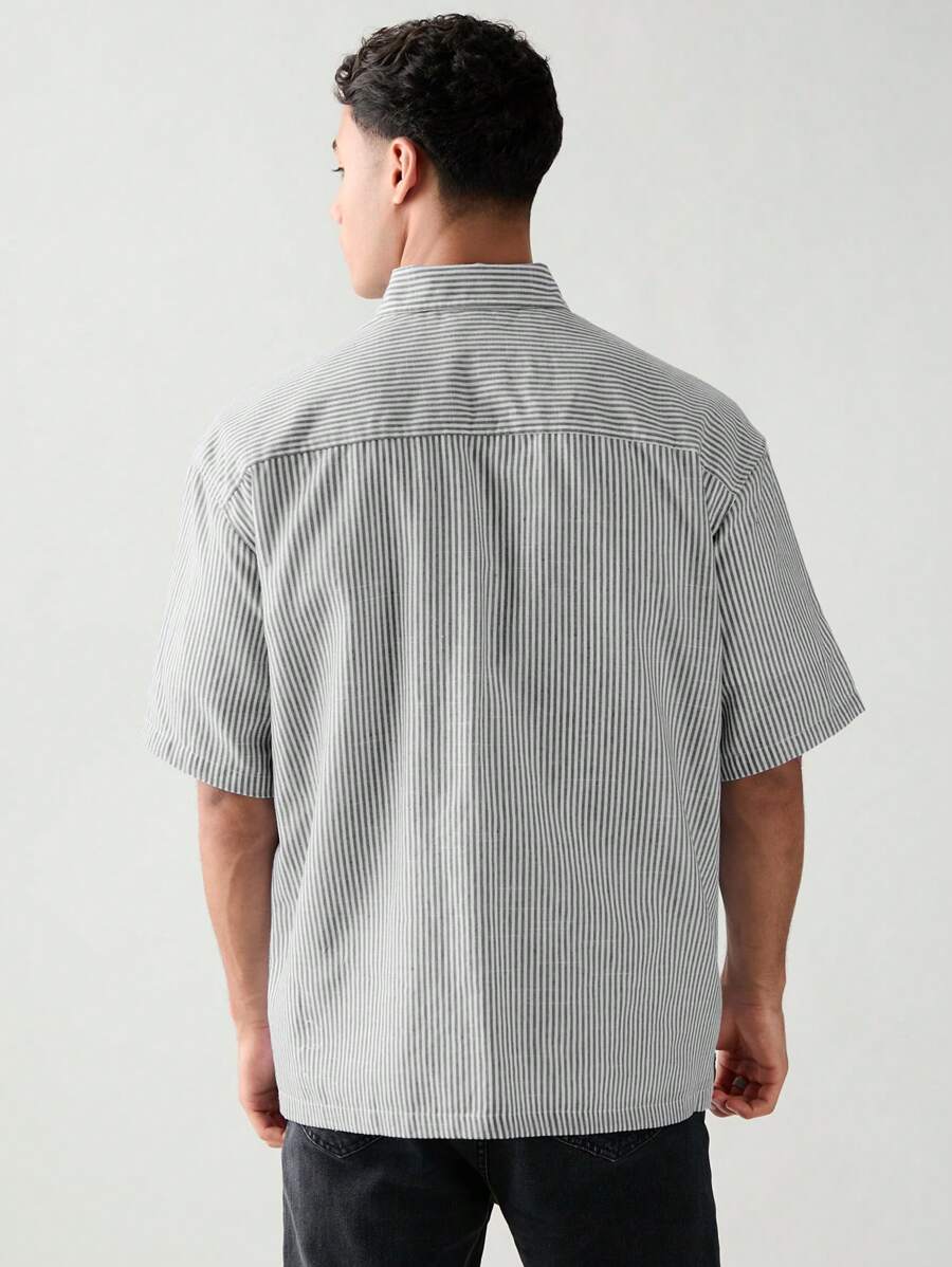 Chemise boutonnée à manches courtes et rayures tissées avec poche poitrine