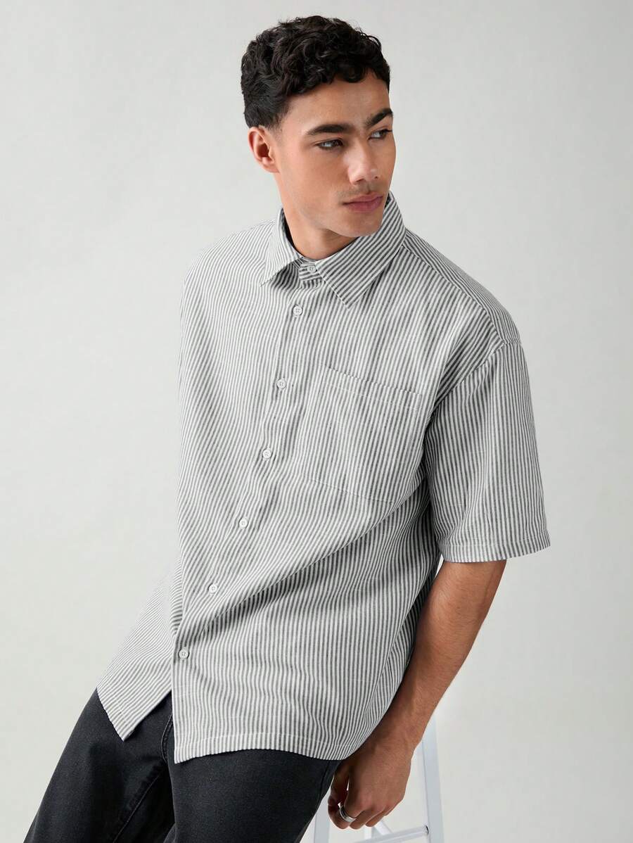 Chemise boutonnée à manches courtes et rayures tissées avec poche poitrine