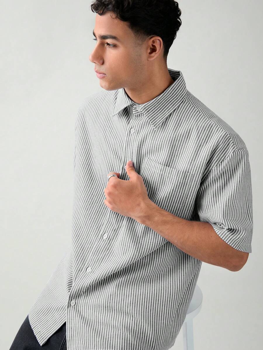 Chemise boutonnée à manches courtes et rayures tissées avec poche poitrine