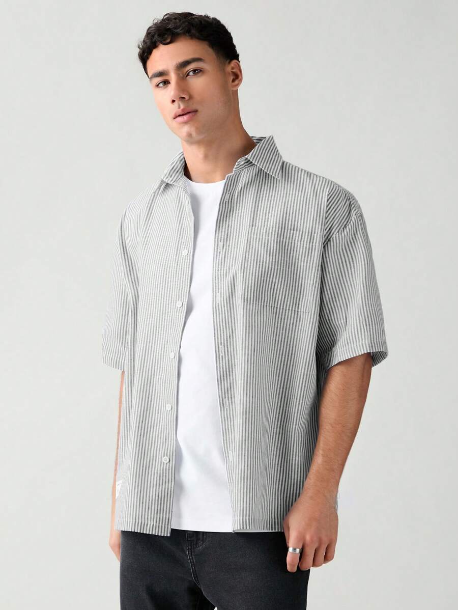Chemise boutonnée à manches courtes et rayures tissées avec poche poitrine