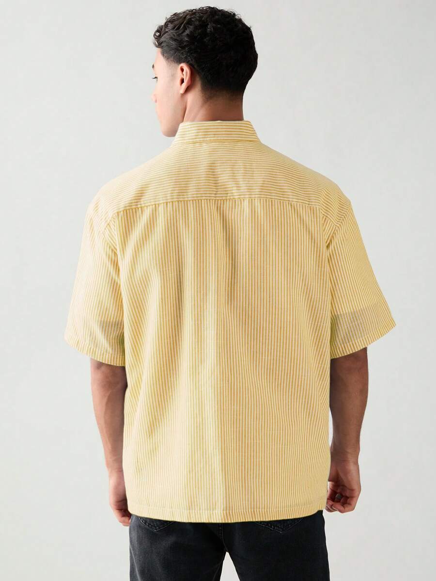 Chemise boutonnée à manches courtes et rayures tissées avec poche poitrine