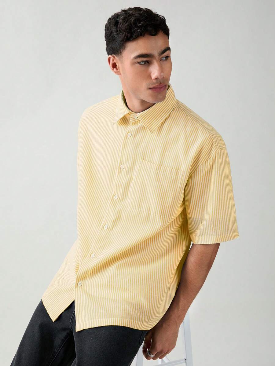 Chemise boutonnée à manches courtes et rayures tissées avec poche poitrine