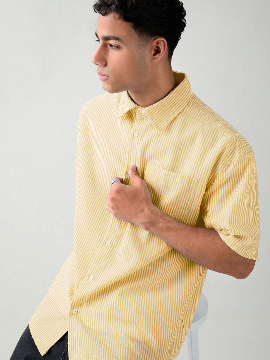 Chemise boutonnée à manches courtes et rayures tissées avec poche poitrine