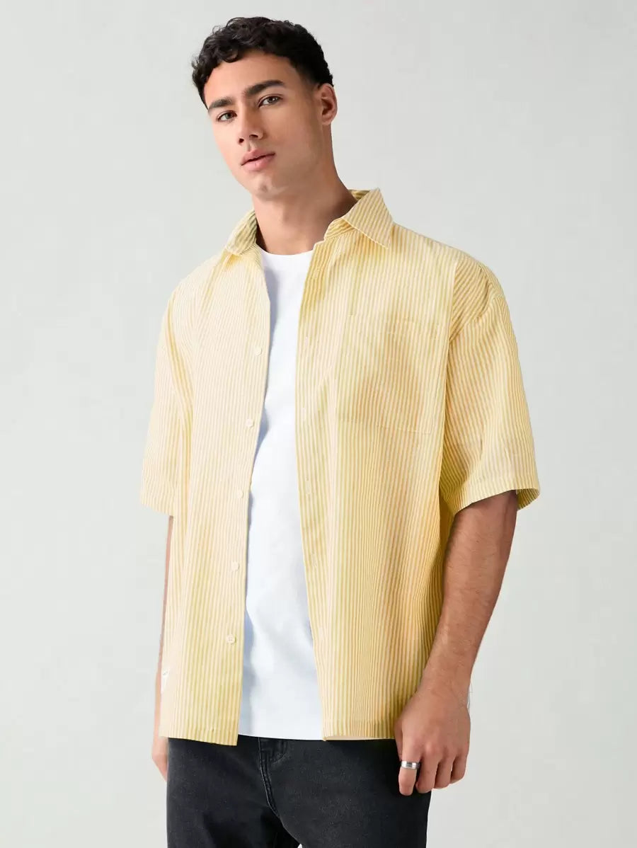 Chemise boutonnée à manches courtes et rayures tissées avec poche poitrine