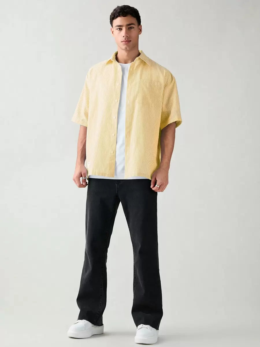 Chemise boutonnée à manches courtes et rayures tissées avec poche poitrine