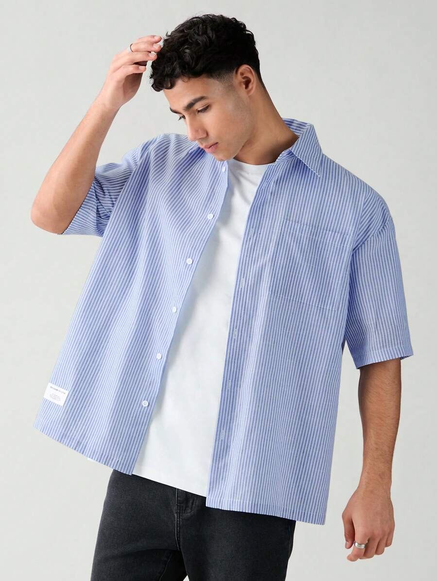 Chemise boutonnée à manches courtes et rayures tissées avec poche poitrine