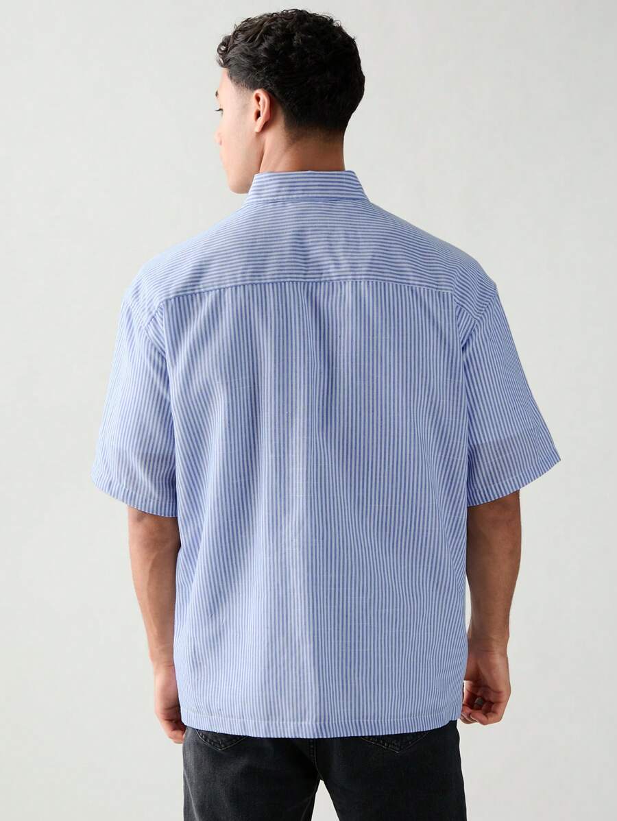 Chemise boutonnée à manches courtes et rayures tissées avec poche poitrine