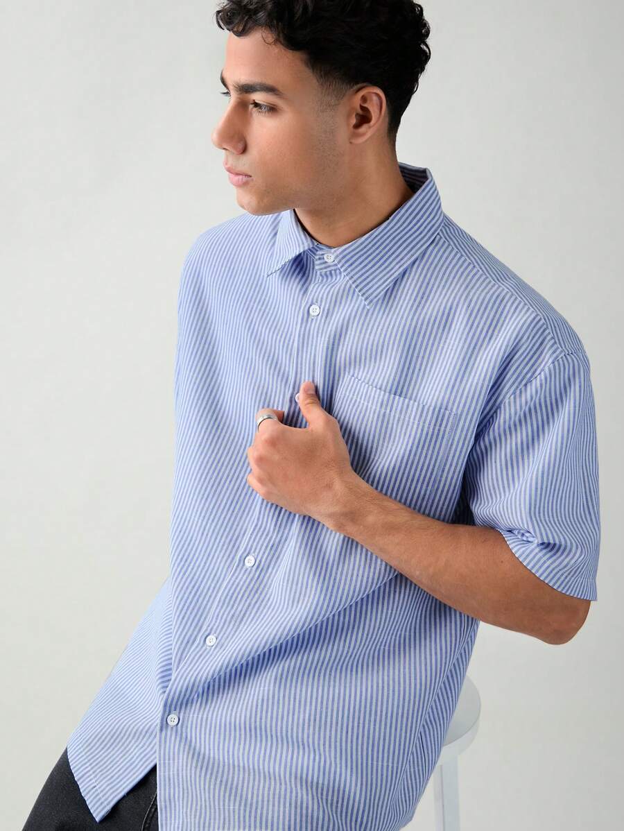 Chemise boutonnée à manches courtes et rayures tissées avec poche poitrine