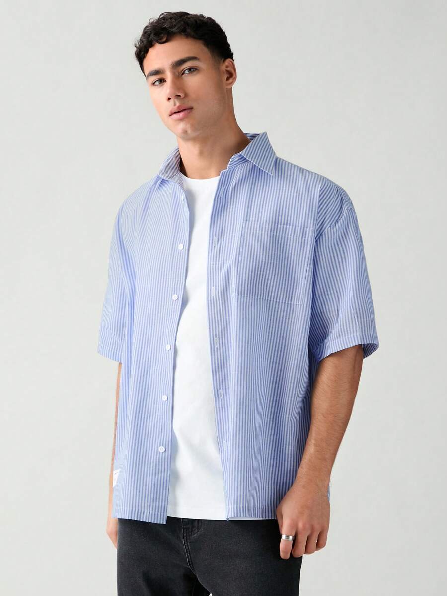 Chemise boutonnée à manches courtes et rayures tissées avec poche poitrine