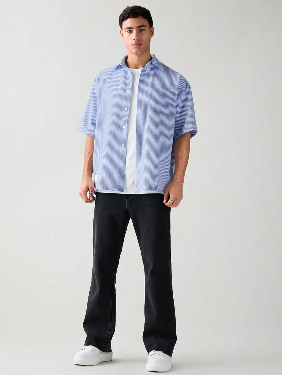 Chemise boutonnée à manches courtes et rayures tissées avec poche poitrine