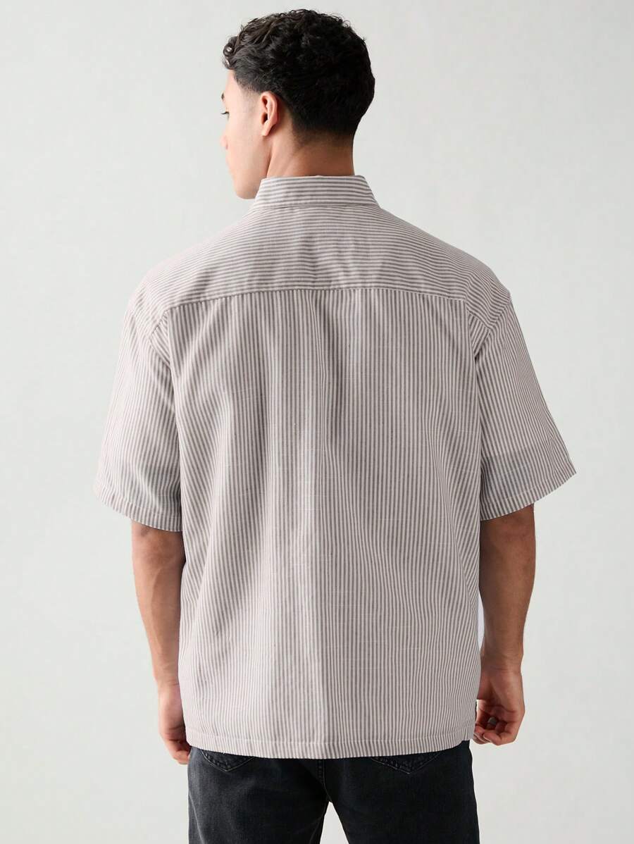 Chemise boutonnée à manches courtes et rayures tissées avec poche poitrine