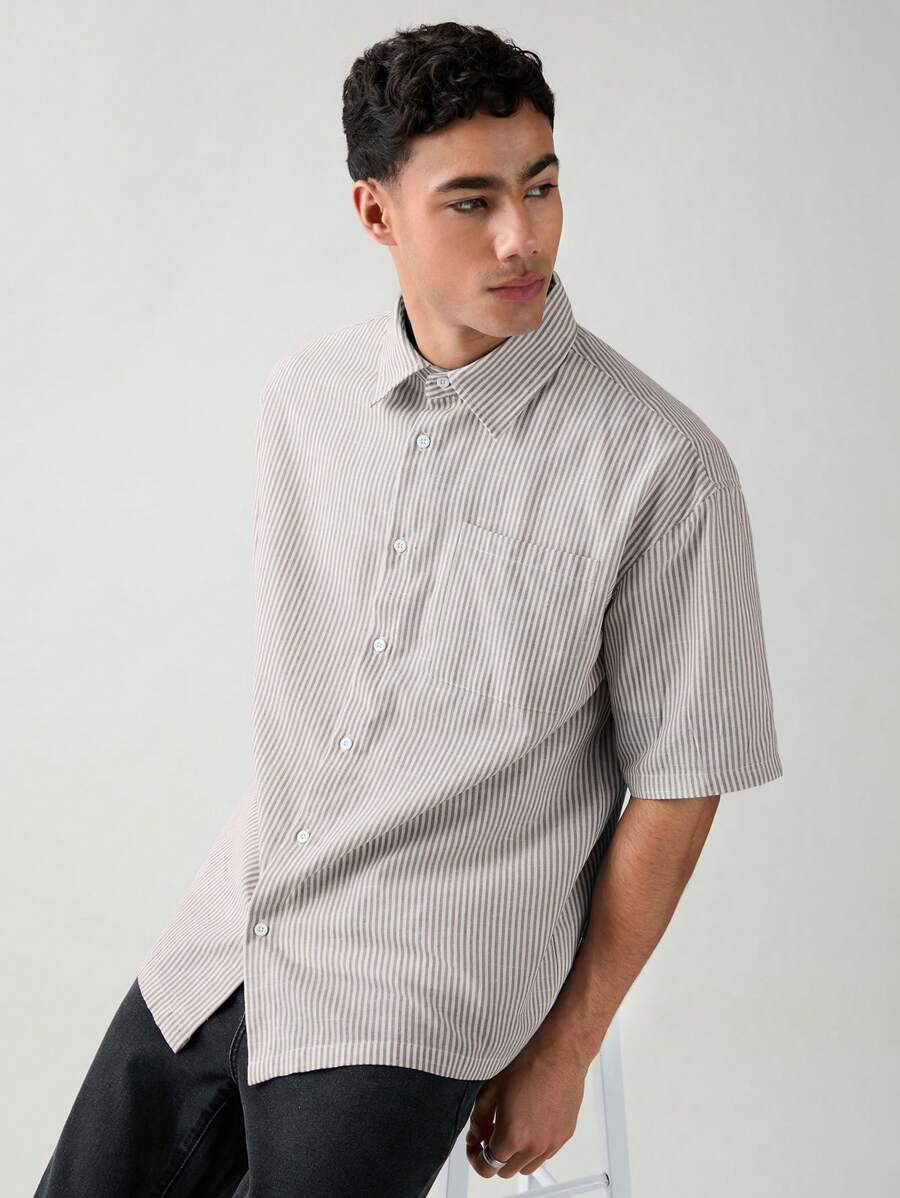 Chemise boutonnée à manches courtes et rayures tissées avec poche poitrine