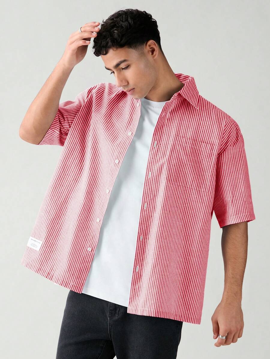 Chemise boutonnée à manches courtes et rayures tissées avec poche poitrine