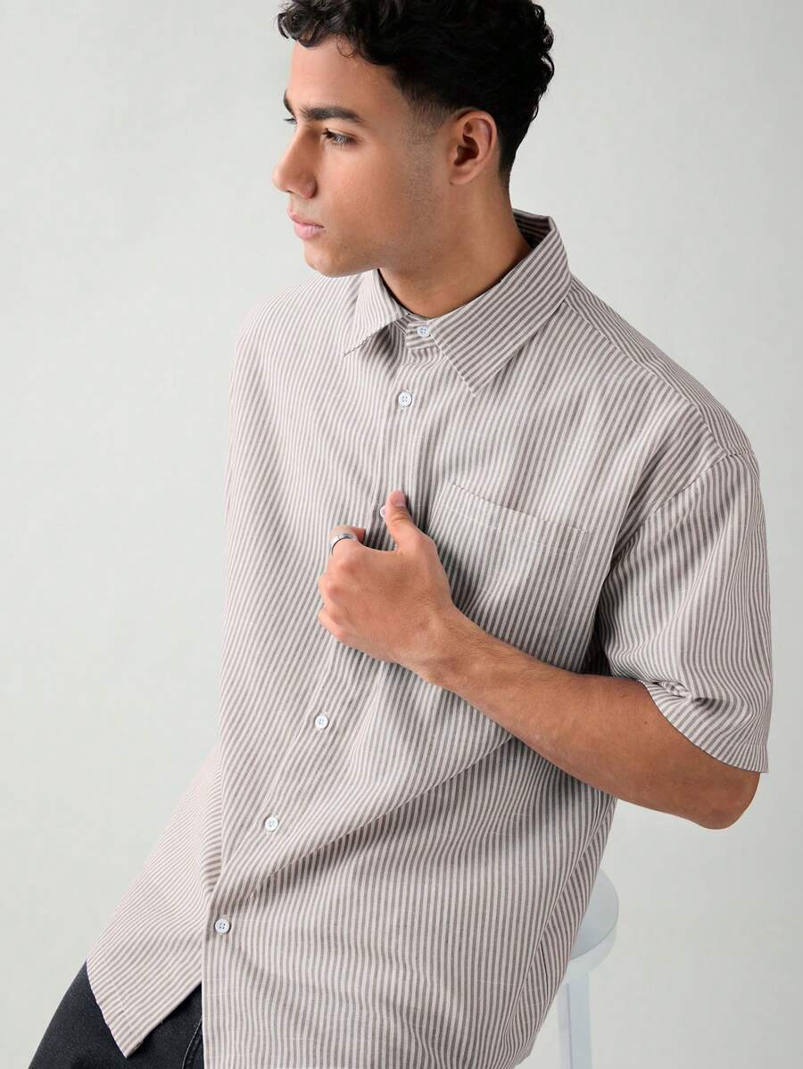 Chemise boutonnée à manches courtes et rayures tissées avec poche poitrine