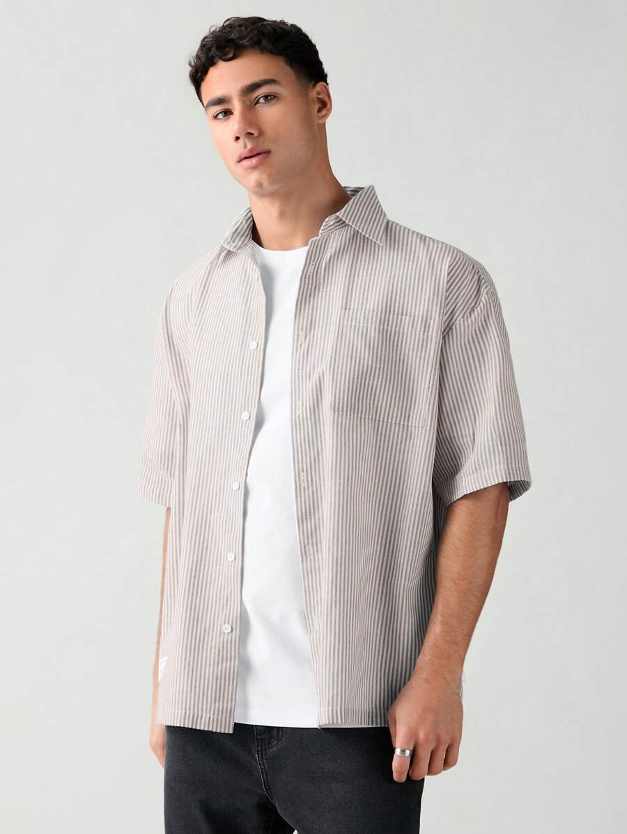 Chemise boutonnée à manches courtes et rayures tissées avec poche poitrine