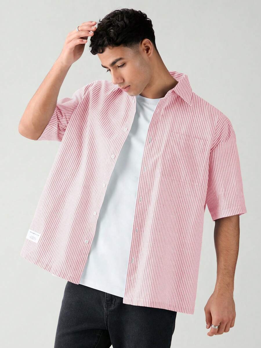 Chemise boutonnée à manches courtes et rayures tissées avec poche poitrine