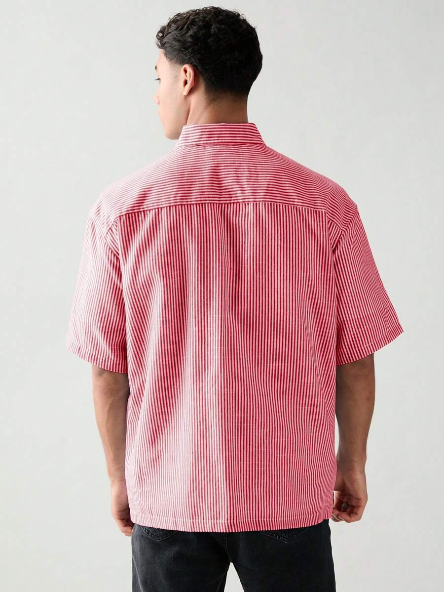 Chemise boutonnée à manches courtes et rayures tissées avec poche poitrine