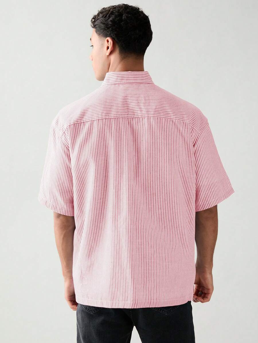 Chemise boutonnée à manches courtes et rayures tissées avec poche poitrine