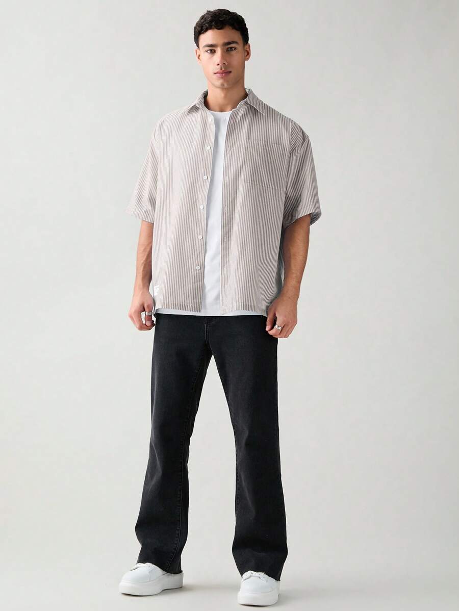 Chemise boutonnée à manches courtes et rayures tissées avec poche poitrine