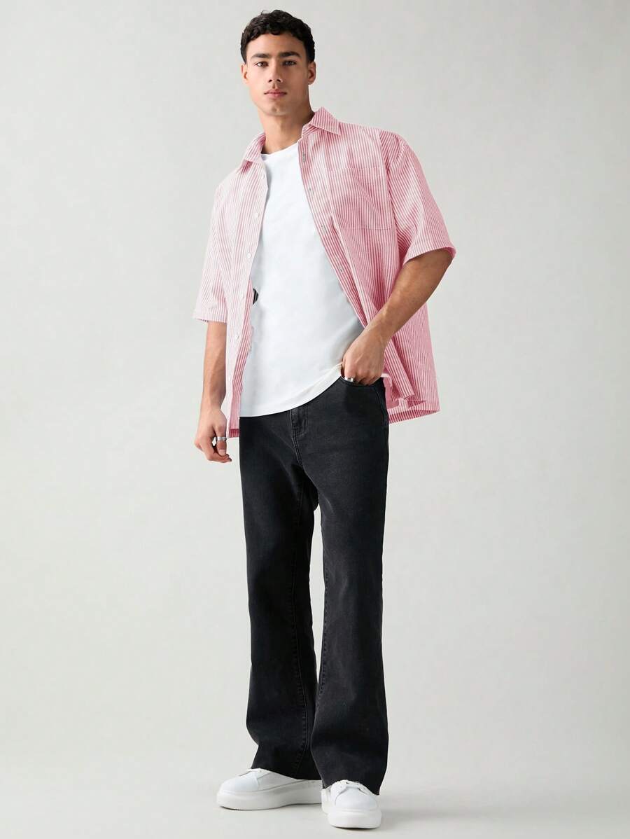 Chemise boutonnée à manches courtes et rayures tissées avec poche poitrine