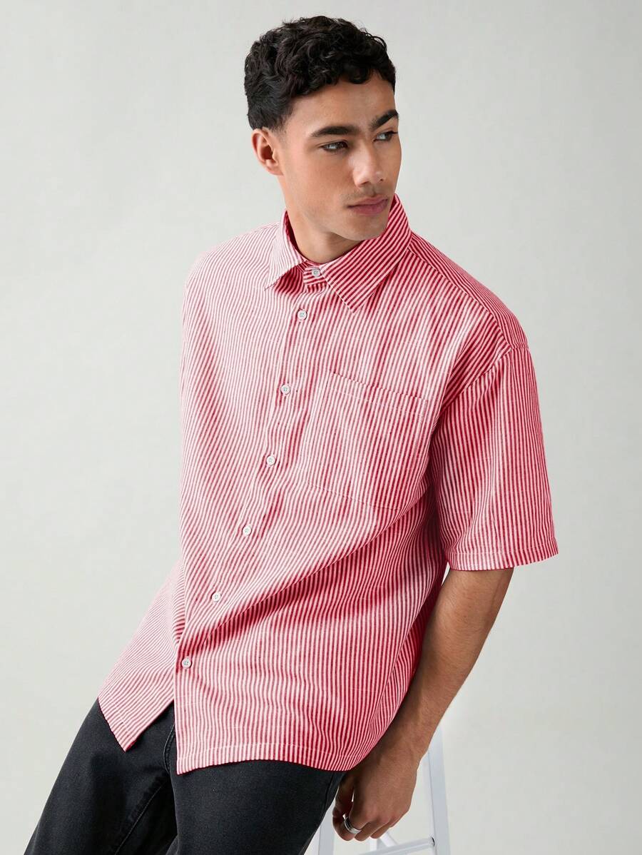 Chemise boutonnée à manches courtes et rayures tissées avec poche poitrine
