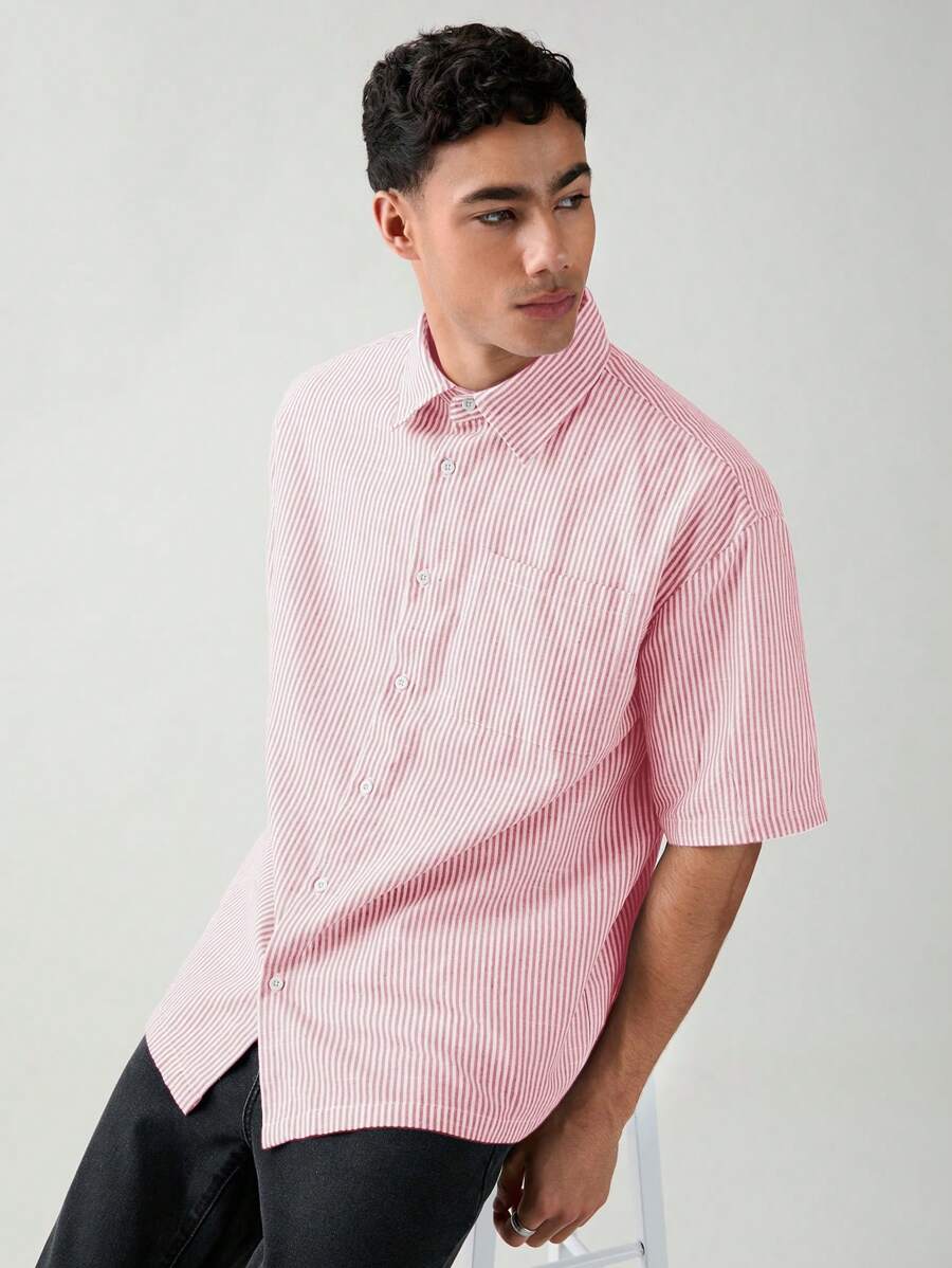 Chemise boutonnée à manches courtes et rayures tissées avec poche poitrine