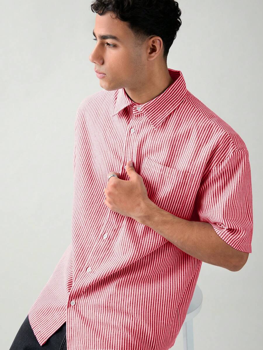 Chemise boutonnée à manches courtes et rayures tissées avec poche poitrine