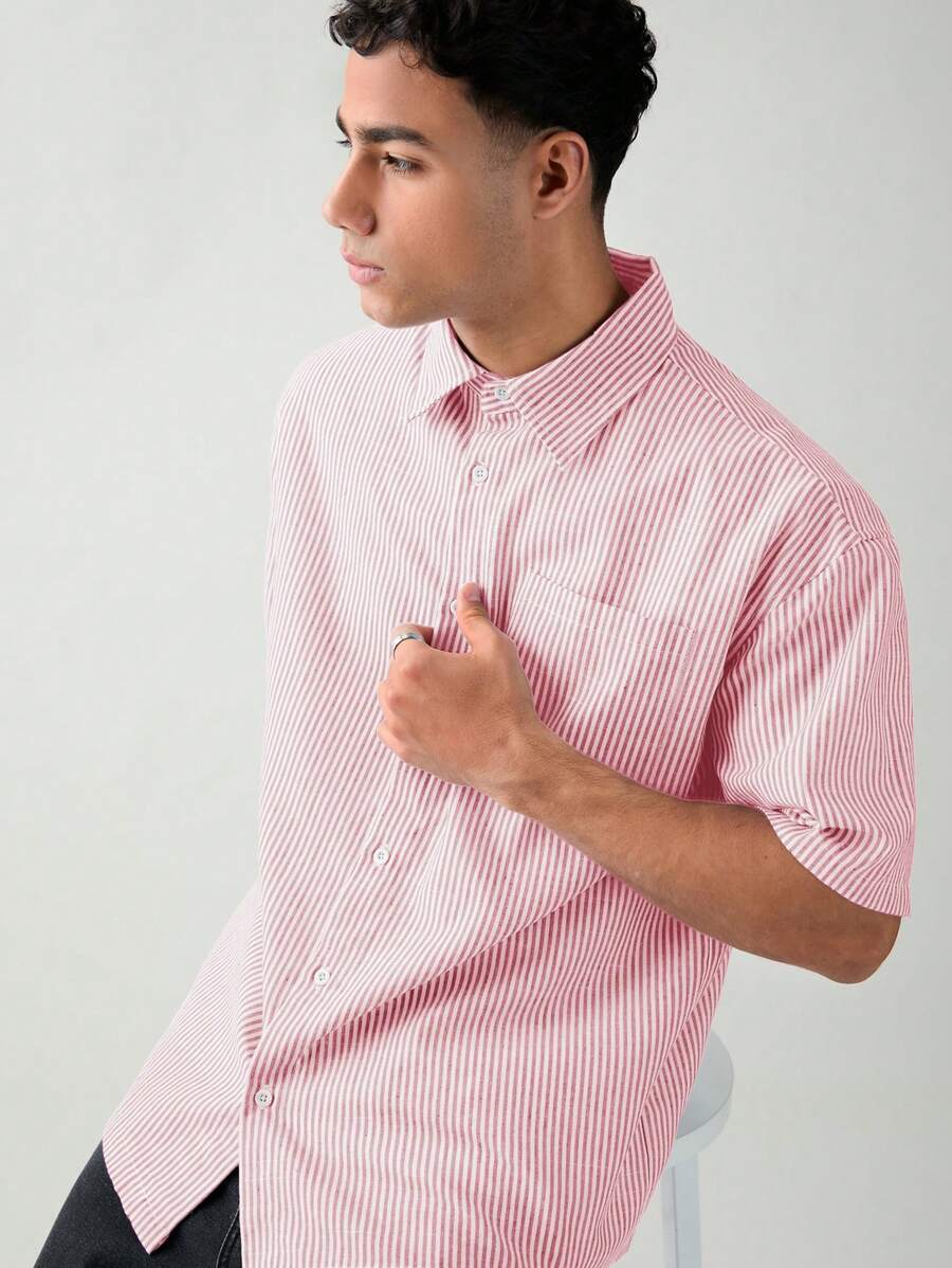 Chemise boutonnée à manches courtes et rayures tissées avec poche poitrine