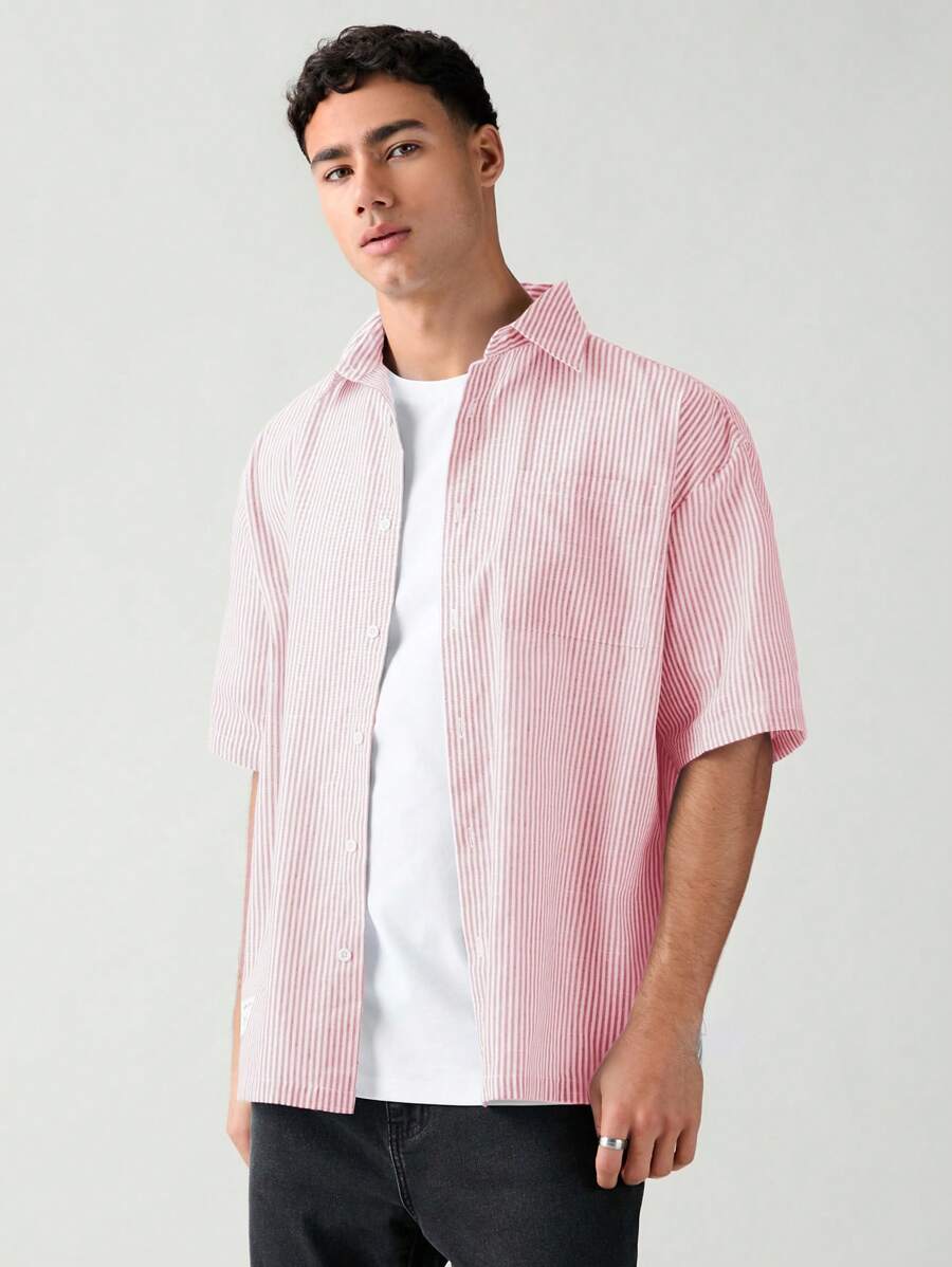 Chemise boutonnée à manches courtes et rayures tissées avec poche poitrine