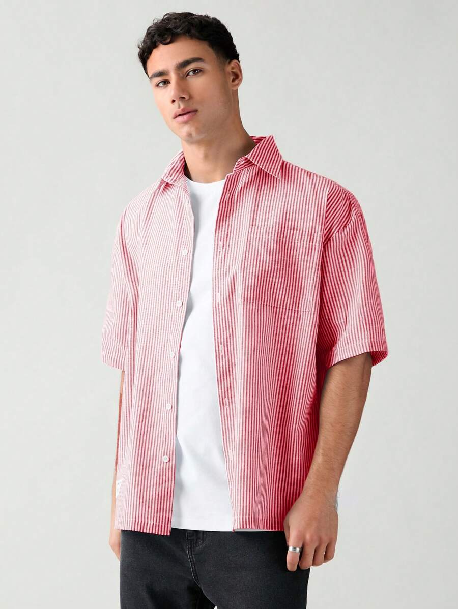 Chemise boutonnée à manches courtes et rayures tissées avec poche poitrine