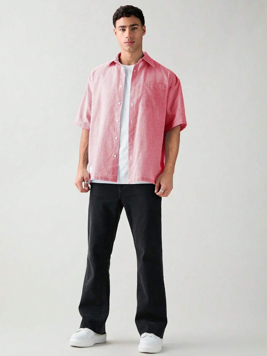 Chemise boutonnée à manches courtes et rayures tissées avec poche poitrine