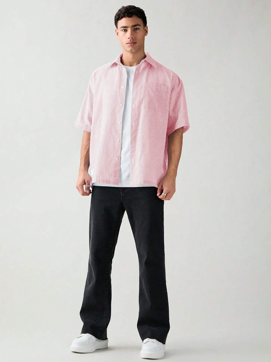 Chemise boutonnée à manches courtes et rayures tissées avec poche poitrine