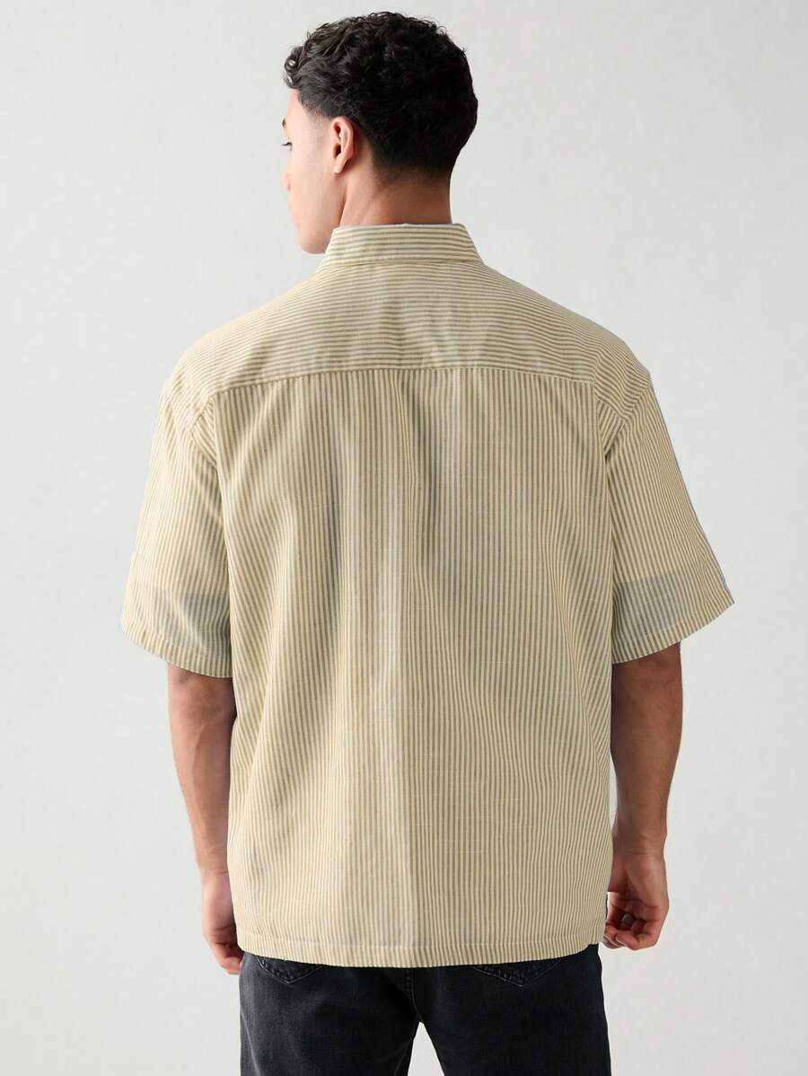Chemise boutonnée à manches courtes et rayures tissées avec poche poitrine