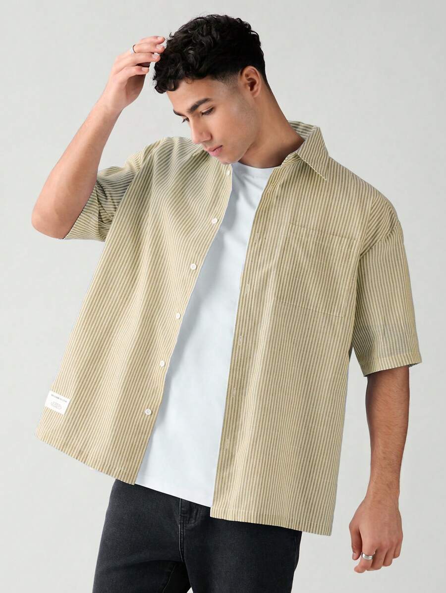 Chemise boutonnée à manches courtes et rayures tissées avec poche poitrine