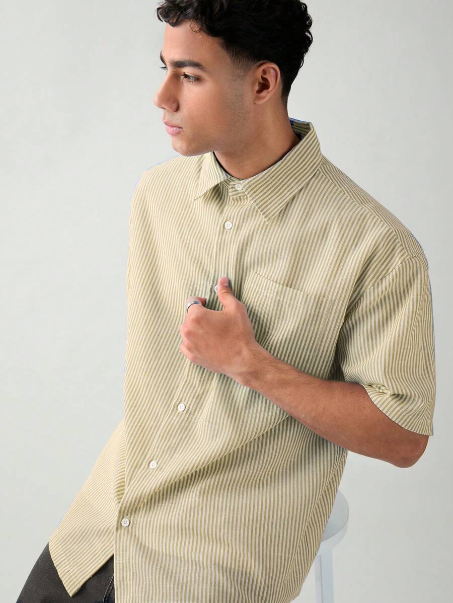 Chemise boutonnée à manches courtes et rayures tissées avec poche poitrine