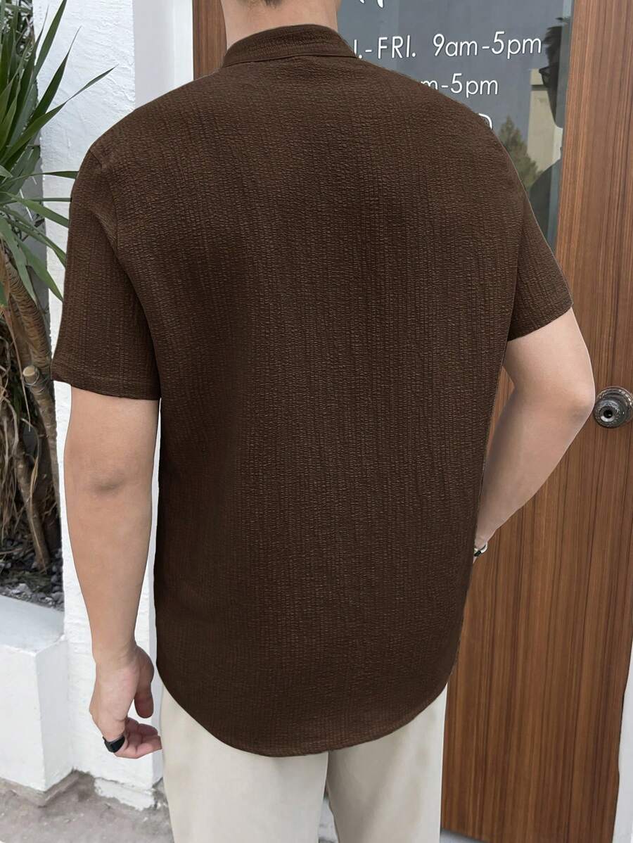 Chemise boutonnée classique à col chinois avec texture pour homme